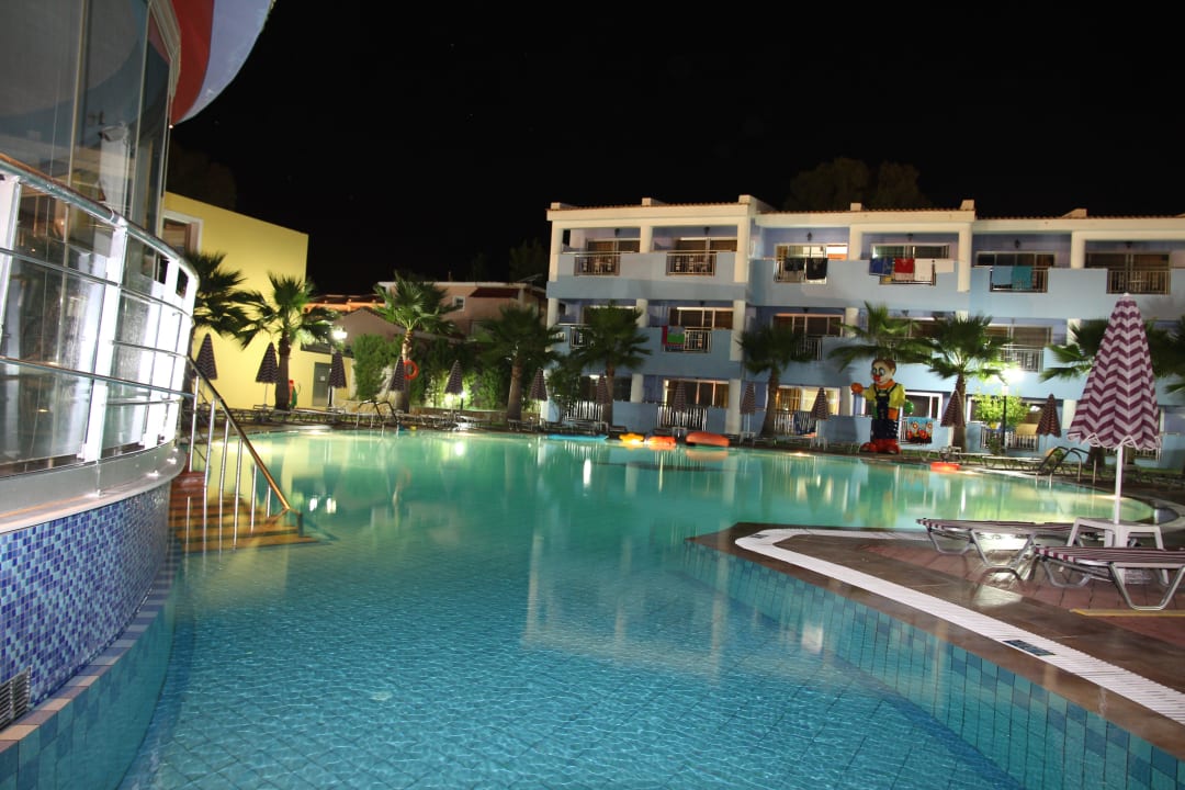 Przy budynkach  Caretta Beach Resort & WaterPark