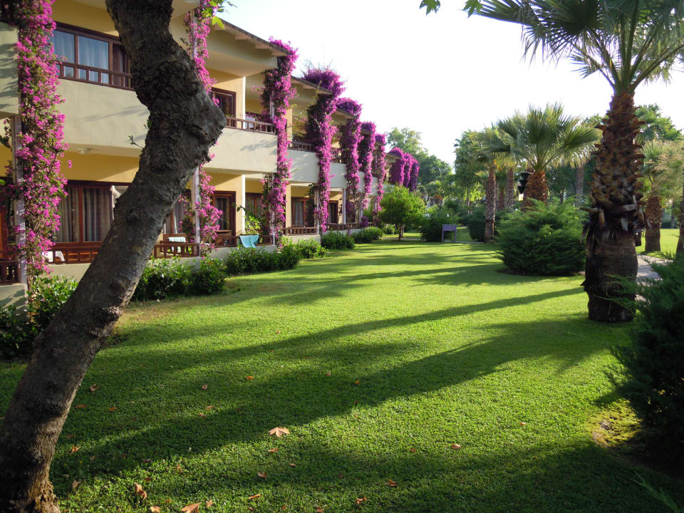 Clubgebäude, schön bepflanzt Club Tuana Fethiye