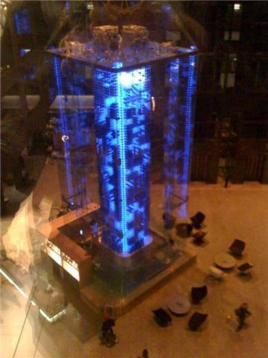 Wine Tower in der Lobby Radisson Blu Hotel Zürich Airport