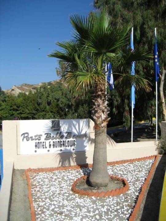 Einfahrt zum Hotel Porto Bello Beach