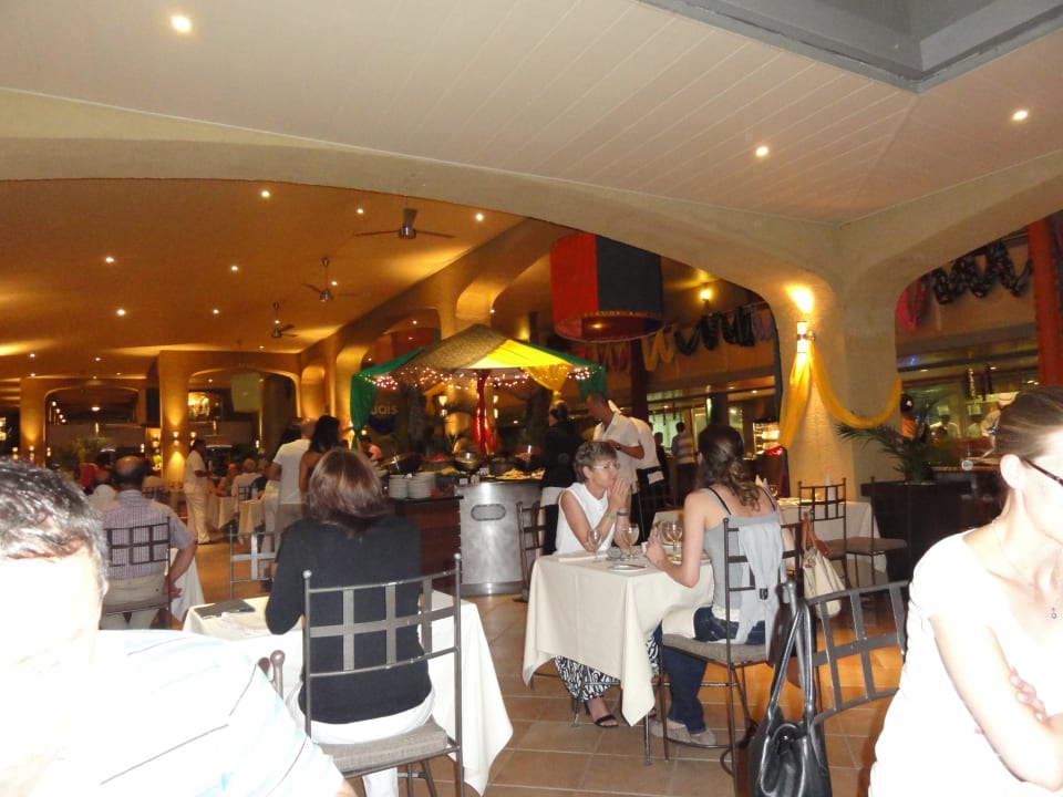 Hauptrestaurant mit Themenabend Mauricia Beachcomber Resort & Spa