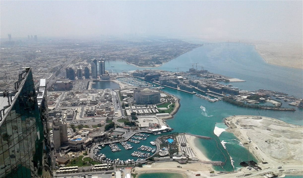 Blick auf den kleinen Hafen Conrad Abu Dhabi Etihad Towers
