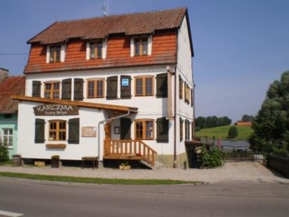 Od strony drogi Hotel Stary Młyn