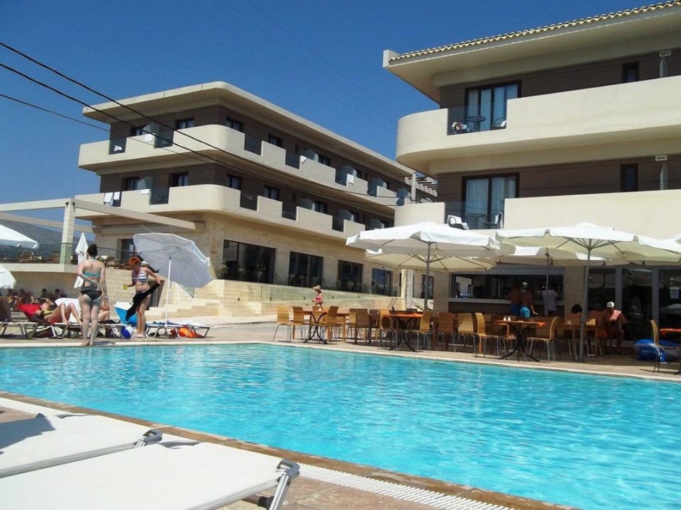 Widok z basenu aktywnego Gardelli Resort Art Hotel