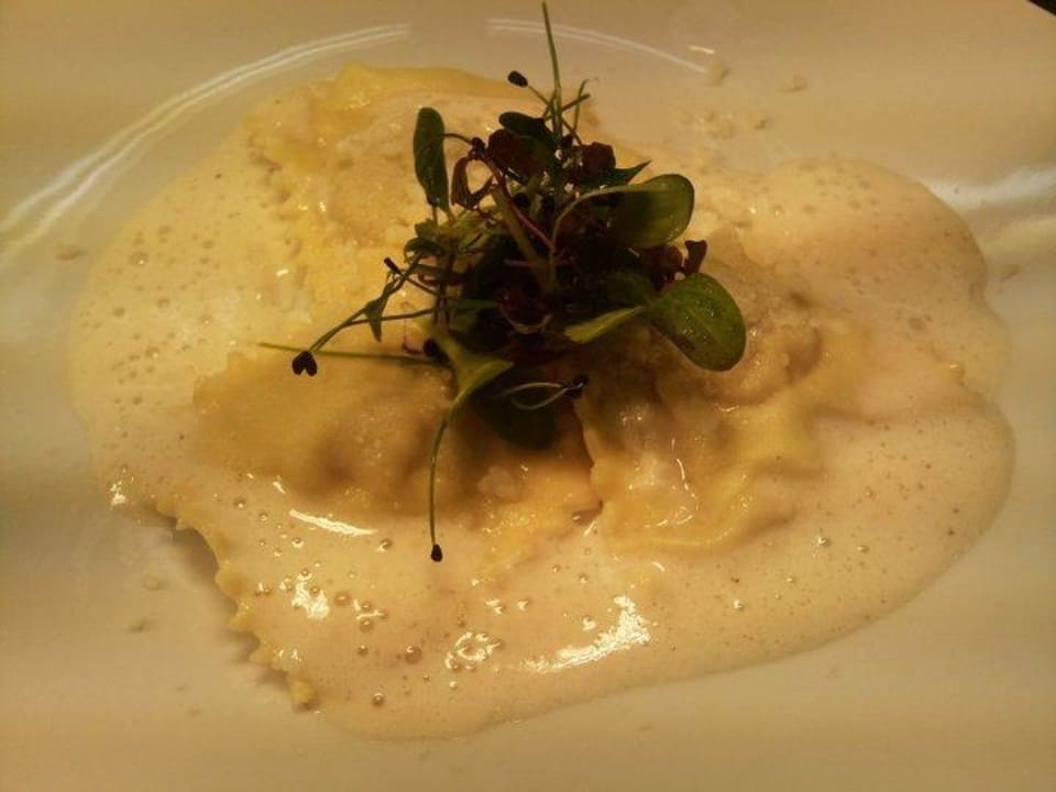 Cucuma Ravioli gefüllt mit Garnelen und Lauch Hotel Chalet Mirabell