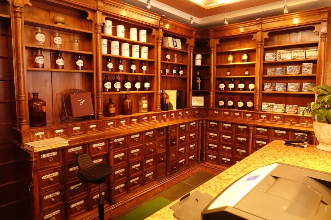Ist nur die Nachbildung einer alten Apotheke Hotel Goldener Anker