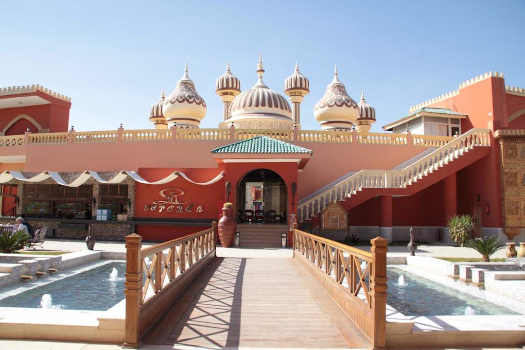 Übergang zur Arena Pickalbatros Alf Leila Wa Leila Resort - Neverland Hurghada