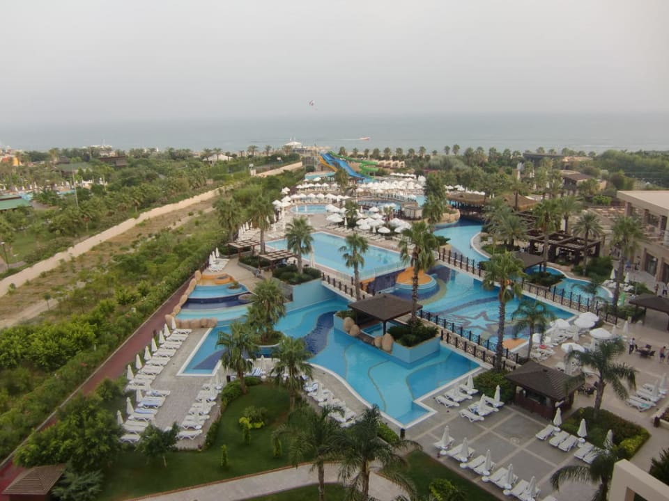 Poollandschaft von oben Fame Residence Lara & Spa