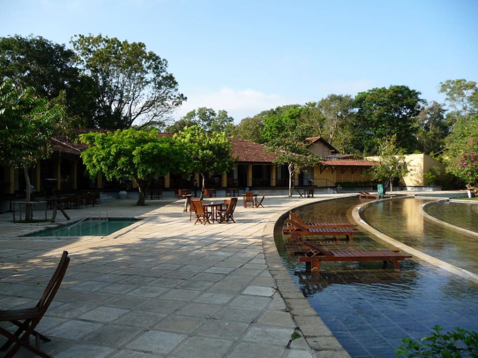 Pool mit Blick auf das Restaurant Habarana Village by Cinnamon