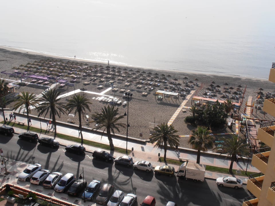 Blick vom Balkon auf die Straße und den Strand  Meliá Costa del Sol