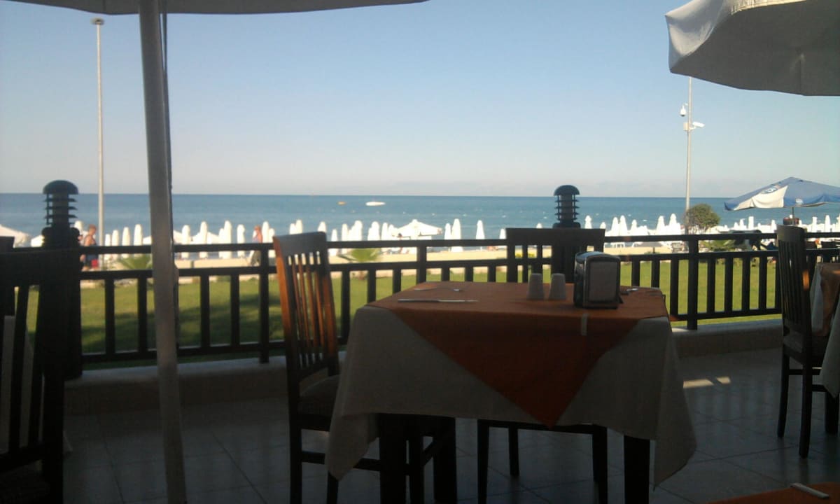 Am Essenstisch Hotel Sirma