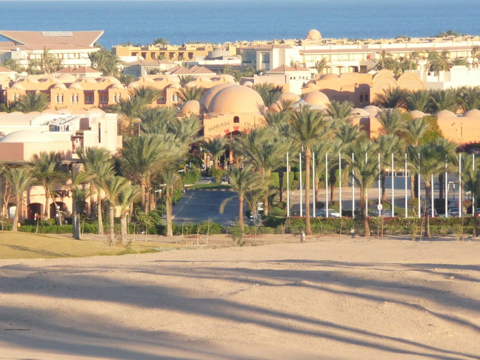 Eingang zum Hotel vom Golfplatz aus gesehen Jaz Makadi Oasis Resort
