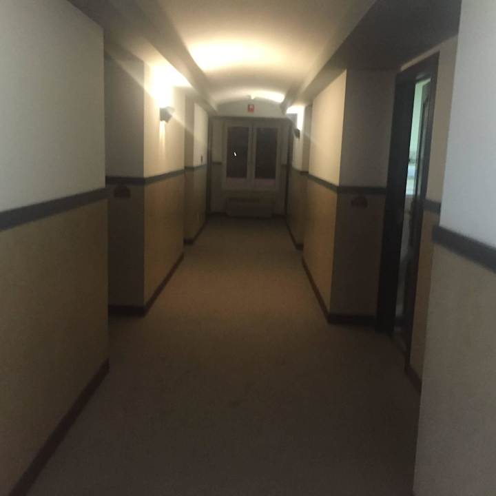 Gang zum Zimmer Beverly Hills Hotel & Suites