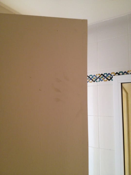 Traces de doigts sur porte Houda Yasmine Marina & Spa