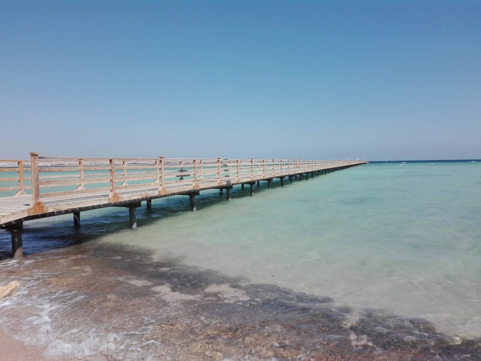 Steg vom Hotelstrand ins Meer Tropitel Sahl Hasheesh