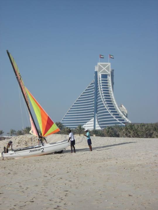 Blick vom Strand auf die "Welle" Jumeirah Al Qasr