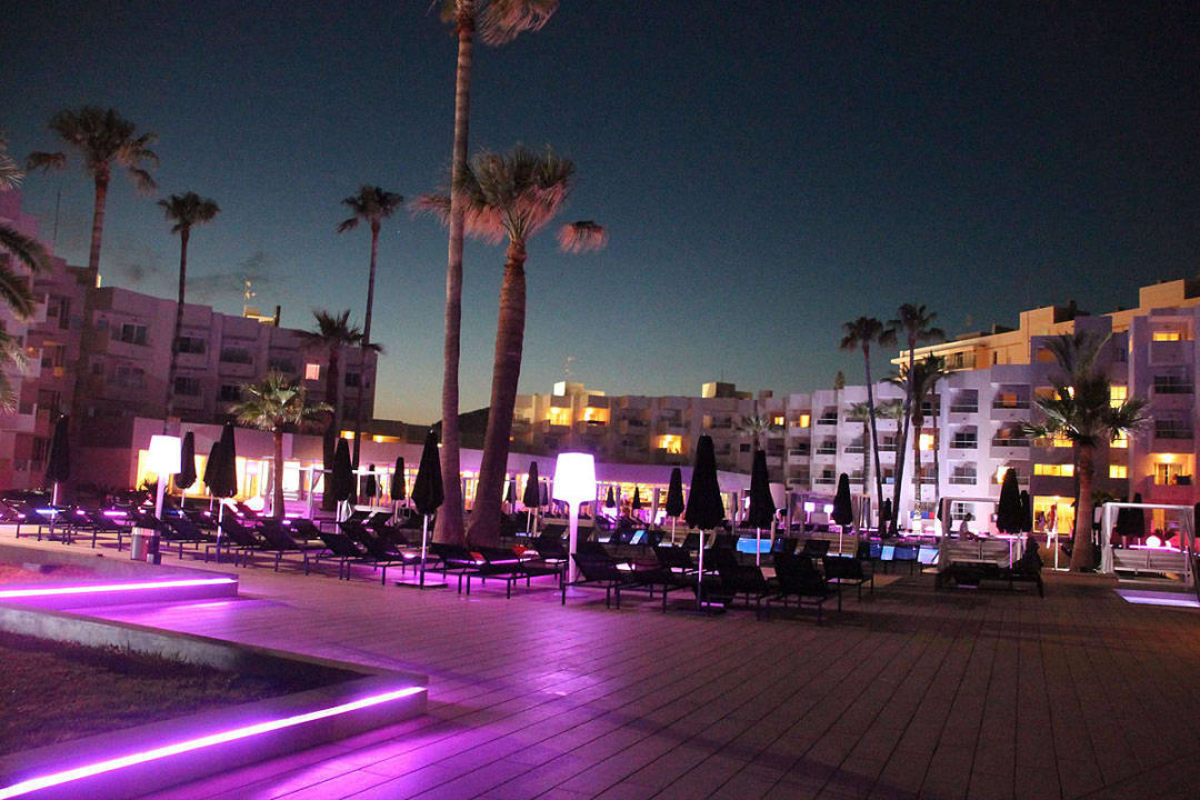 Beleuchtung der Poolanlage am Abend Hotel Garbi Ibiza & Spa