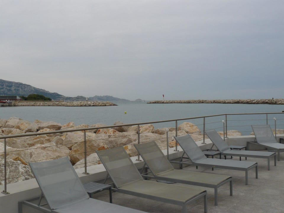 У бассейна nhow Marseille