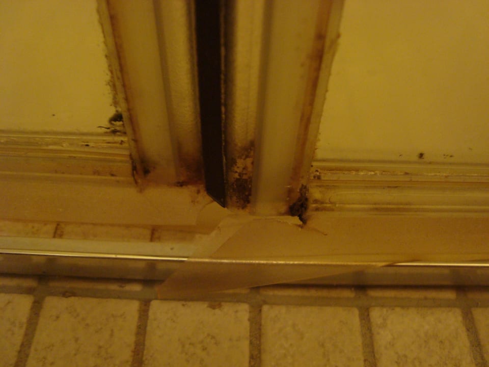 Dveře u sprchového koutu u pokoje Orea Resort Sklář