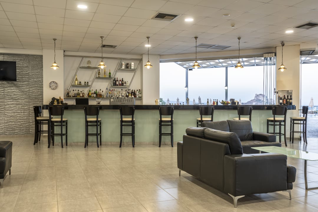 Gastro Royal Bay Suites