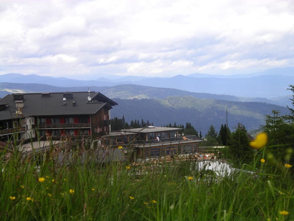 Gesamtblick auf das Hotel von oberhalb Mountain Resort Feuerberg