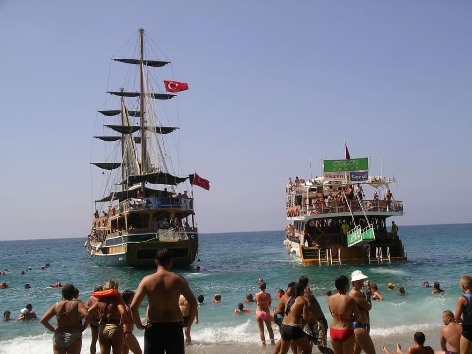 Schiffe liegen am schönen Strandabschnitt Club Hotel Mirabell