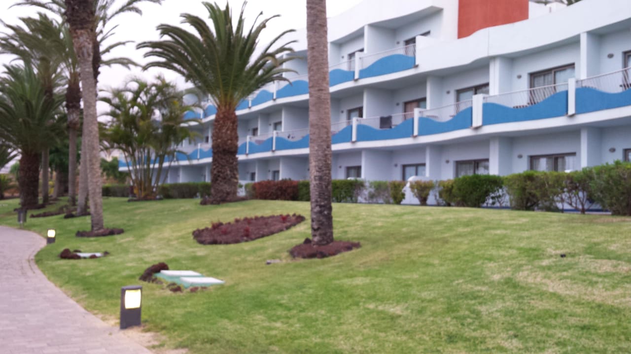 Widok z basenu na Hotel R2 Pajara Beach