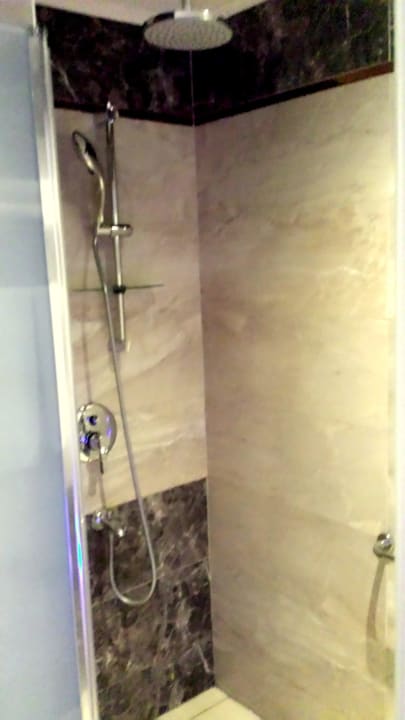 Große Regenwalddusche (nicht ganz zu sehen) Hotel Royal Garden Beach