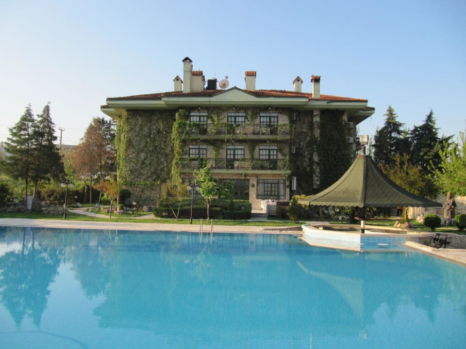 Blick vom Garten über Pool auf das Hotel Pamuksu Boutique Hotel