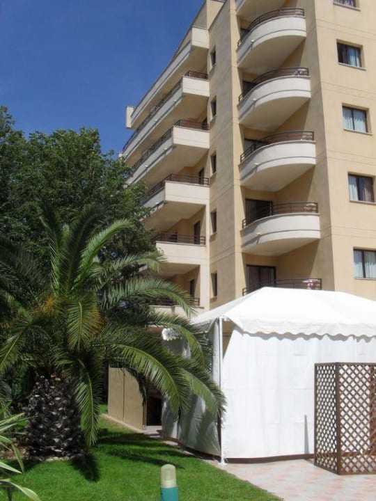 Blick vom Pool auf Eckbalkon Haus 2 allsun App.-Hotel Orient Beach