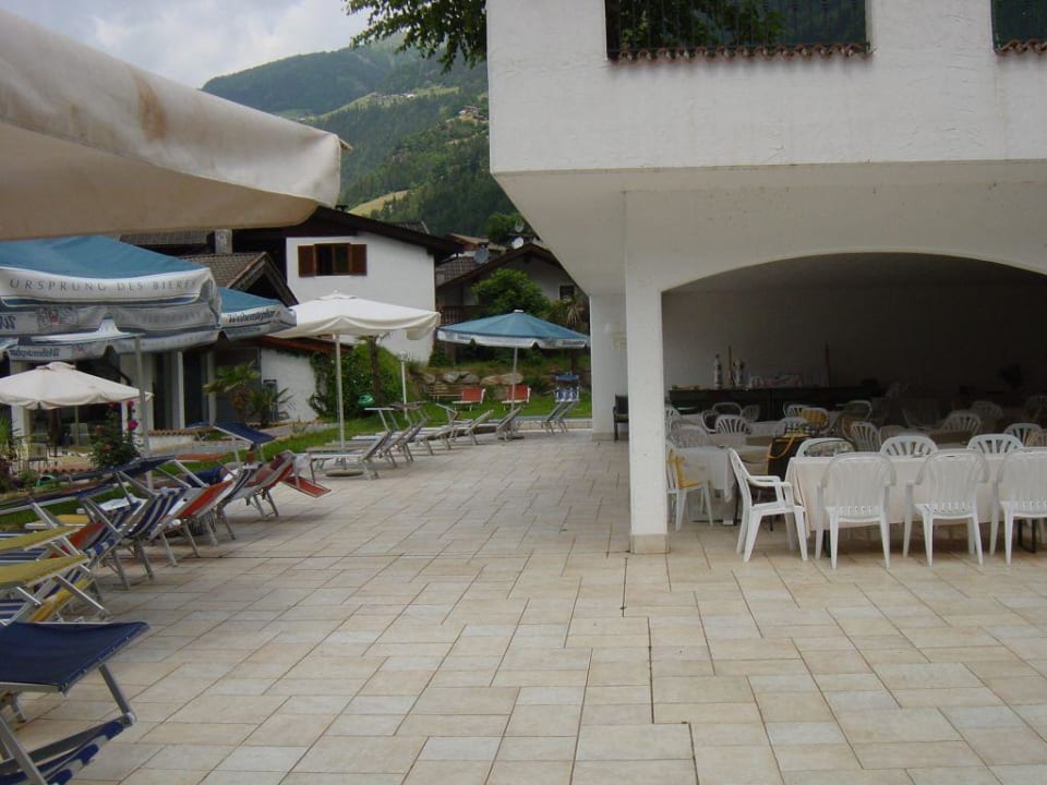 Terrasse mit Aussenbar STROBLHOF Active Family SPA Resort