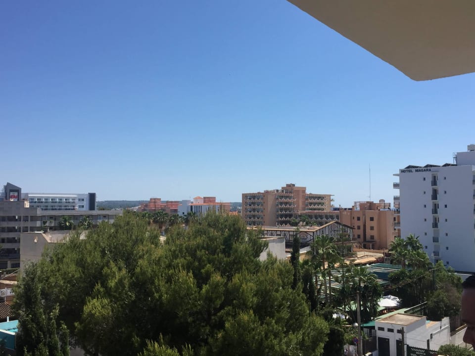 Ausblick Zimmer 410, links sieht man den Bierkönig Aparthotel Pabisa Orlando