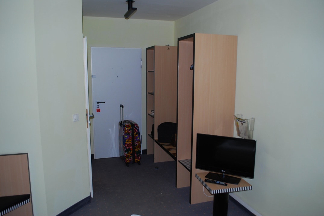 Schrank und TV TRYP by Wyndham Halle