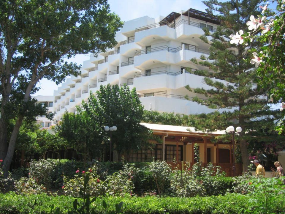 Blick aufs Hotel vom Garten Apollonia Beach Resort & Spa