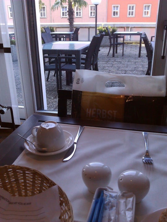 Frühstücksraum mit Terrassenausgang NH Collection München Bavaria