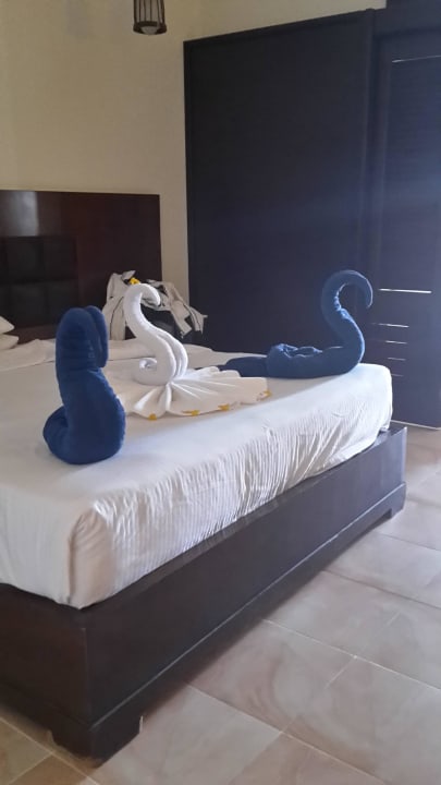 Die Handtuch-Faltkunst der Saubermänner Pickalbatros Alf Leila Wa Leila Resort - Neverland Hurghada