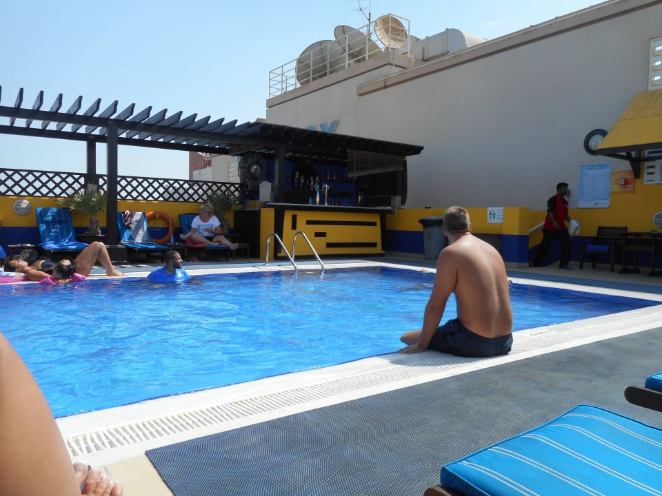 Pool 15 ET mit Bar und Handtüchern Citymax Hotel Al Barsha