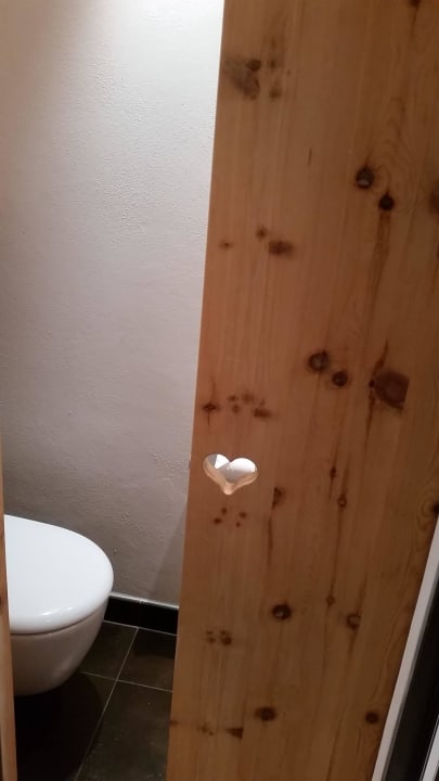 Toilette hinter Schiebetür Hotel Patriarch