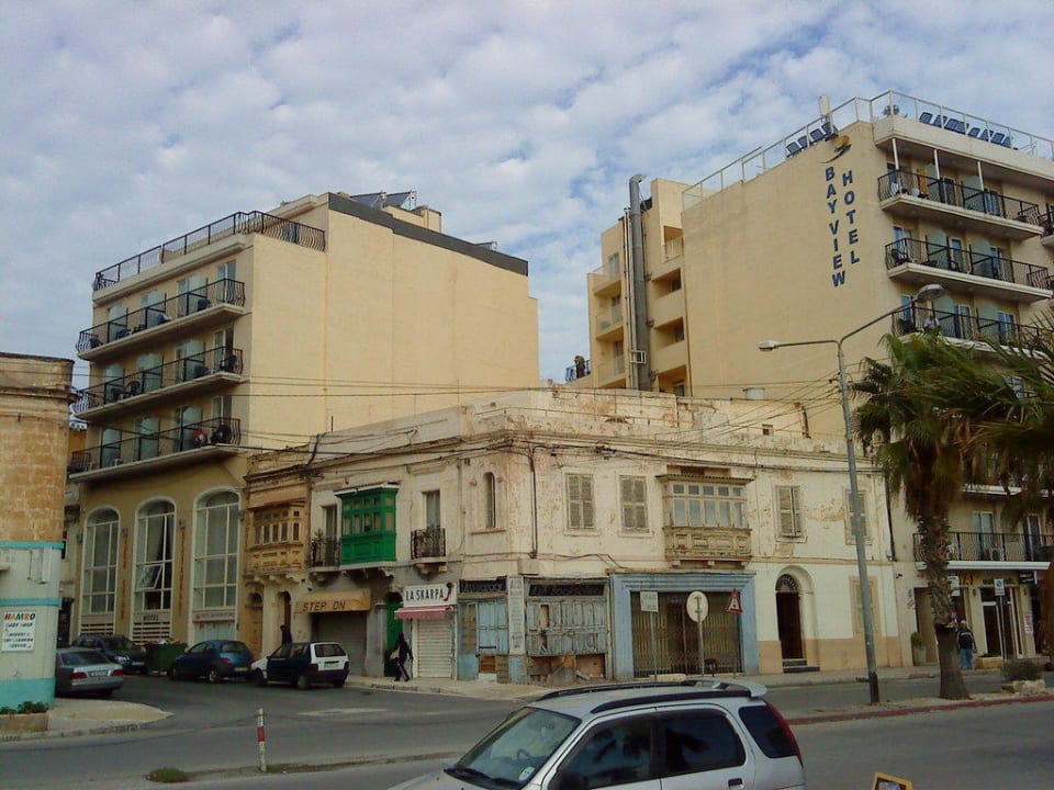 Blick auf Hotel und Anbau mit Restaurant Bayview Hotel by ST Hotels