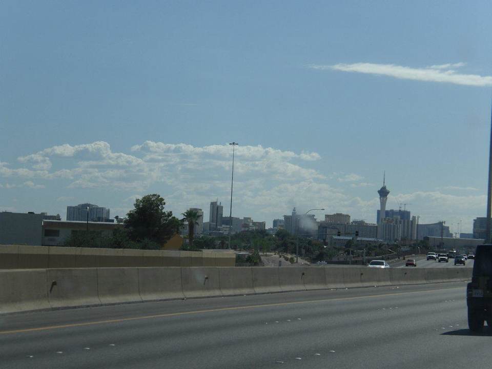 Der Tower vom Highway aus The STRAT Hotel, Casino and SkyPod
