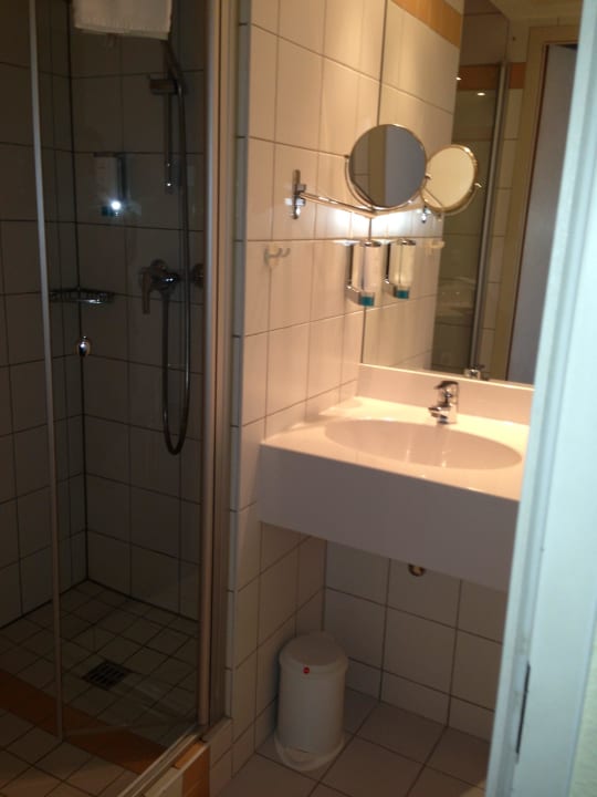 Waschtisch Essential by Dorint Hotel Köln-Junkersdorf