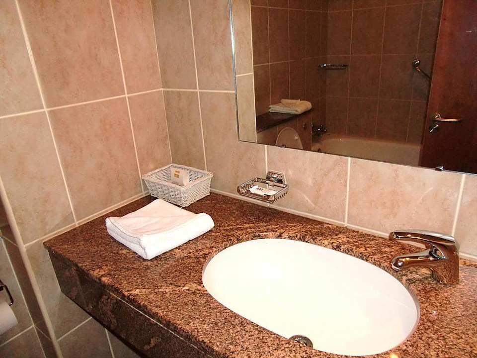 Waschtisch mit ausreichend Ablagefläche Kilkenny Inn Hotel