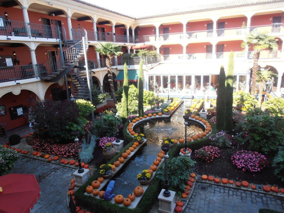 Blick vom Balkon in den Innenhof Hotel El Andaluz Europa-Park