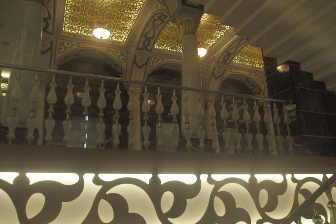 Schody do lobby Royal Holiday Palace