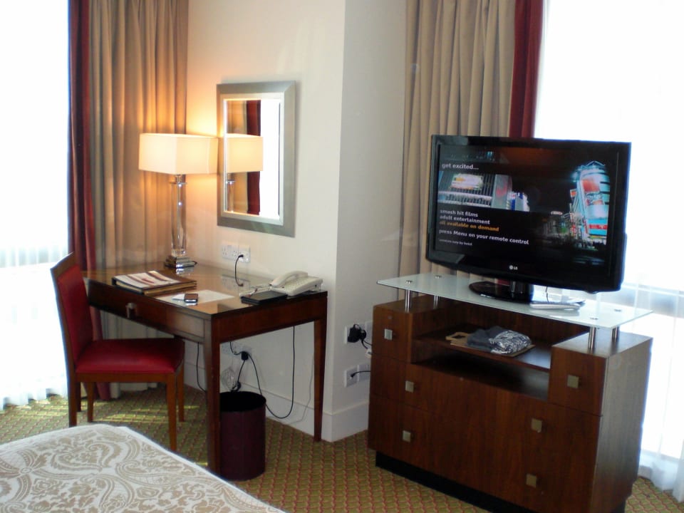 Schreibtisch & Fernseher London Marriott Hotel Canary Wharf