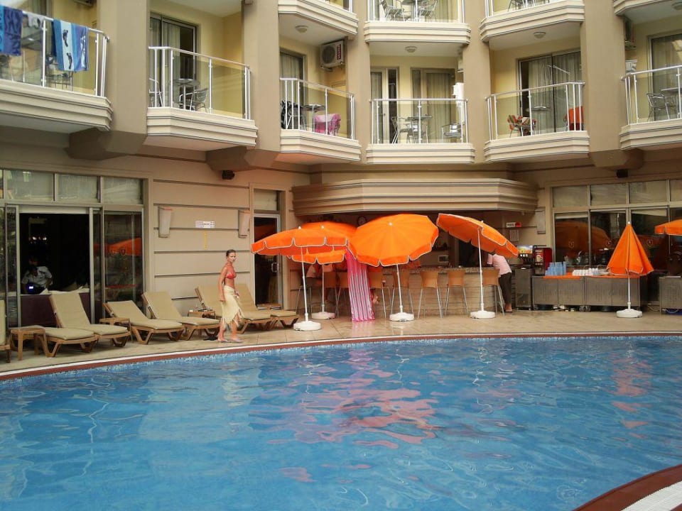 Widok na hotelowy basen i lobby bar Sultan Sipahi Resort