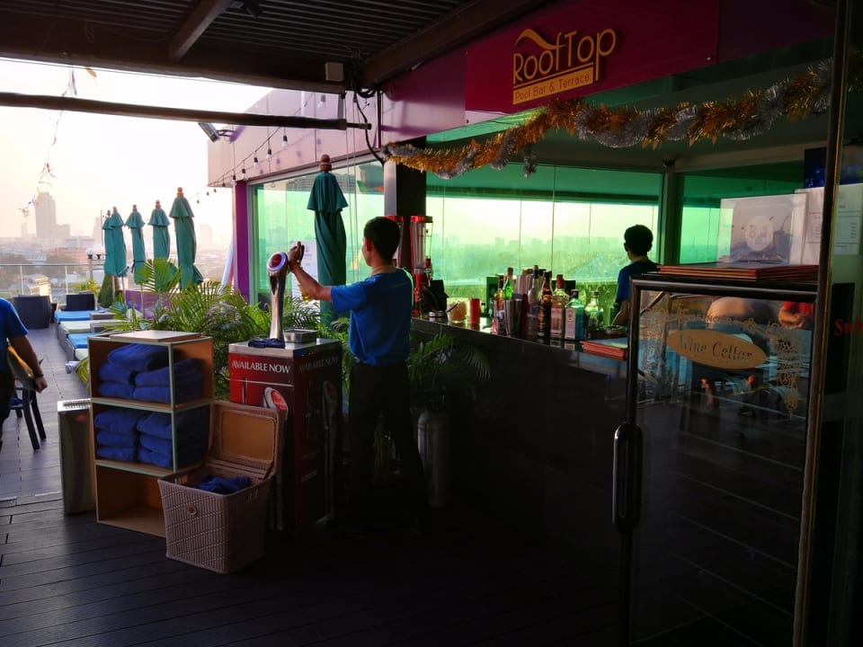 Pool und Bar auf dem Dach Hotel Royal Bangkok