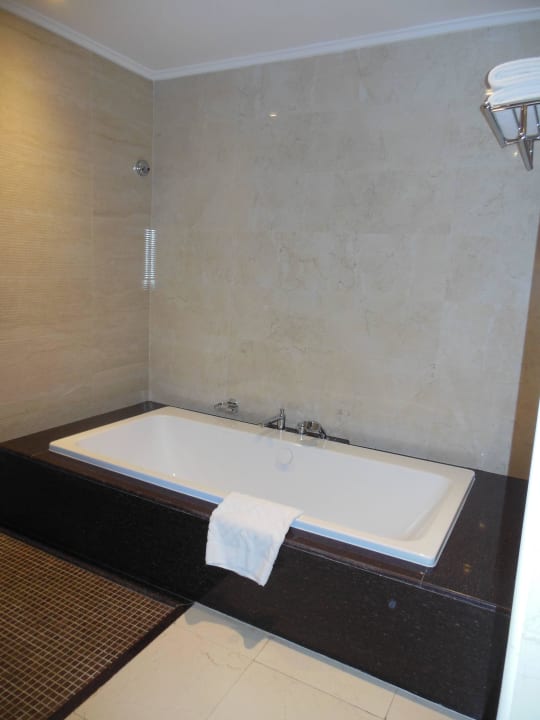 Große Badewanne DoubleTree by Hilton Resort & Spa Marjan Island