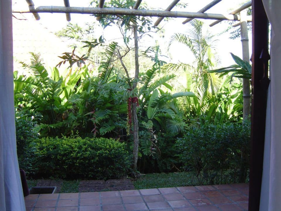 Blick vom Bett in den Garten Hotel Chaw Ka Cher Tropicana Lanta Resort