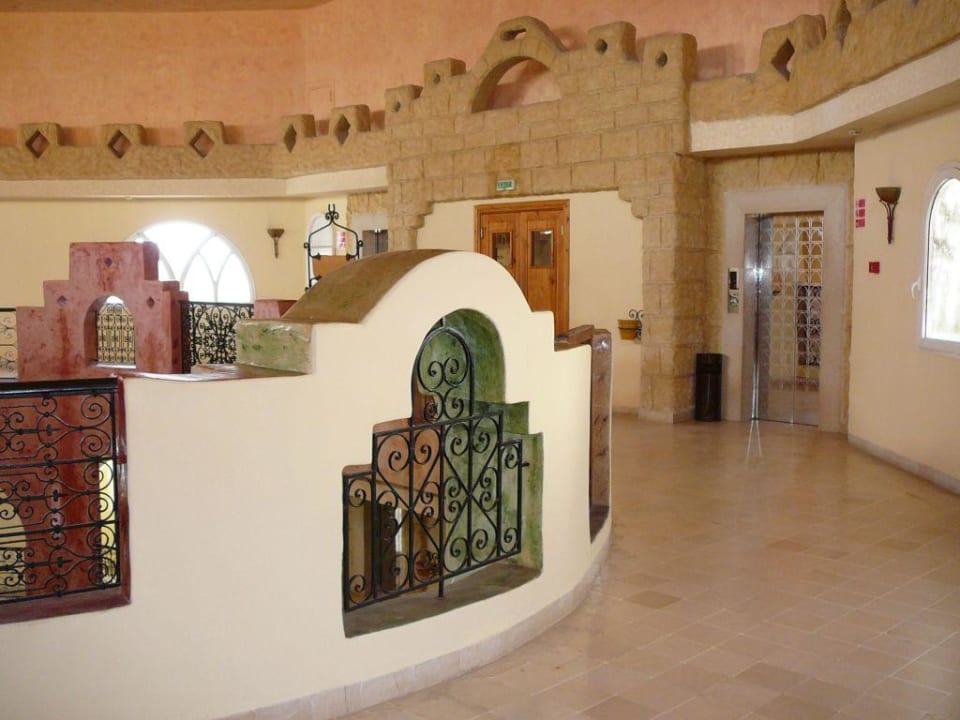 Blick vom Zimmer zum Aufzug Lella Baya & Thalasso